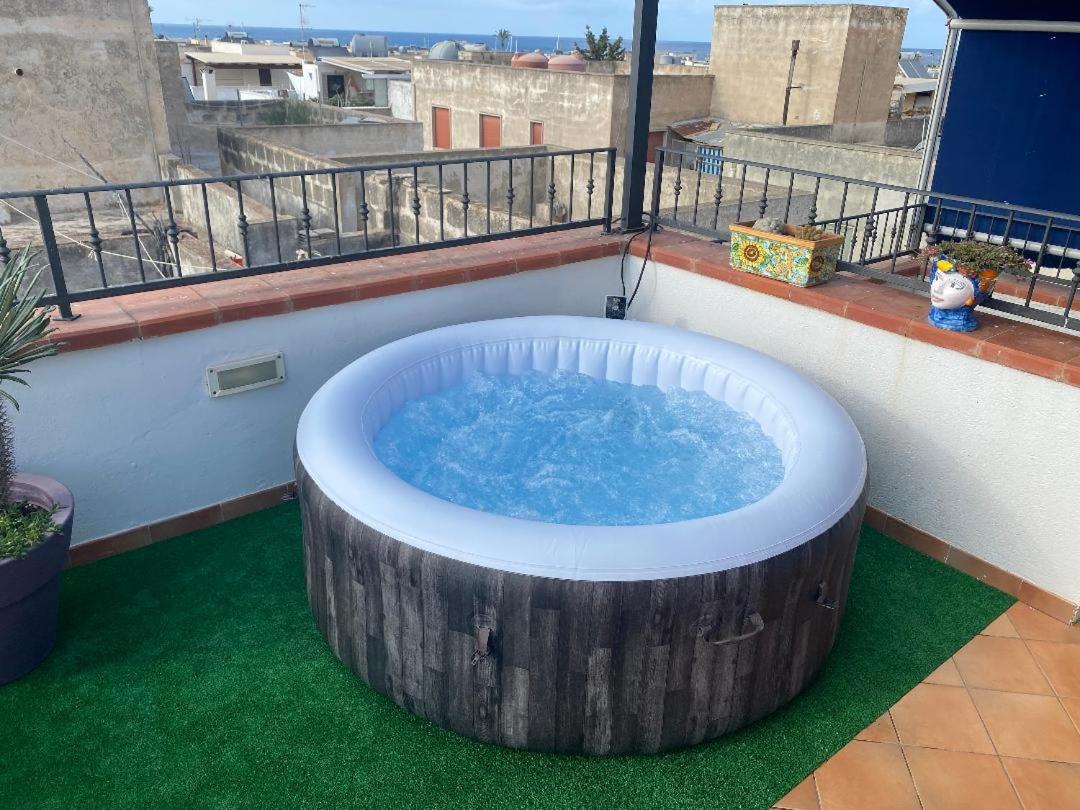 Apartment With Terraces And Private Jacuzzi - San Vito 400M From Beach San Vito Lo Capo Ngoại thất bức ảnh